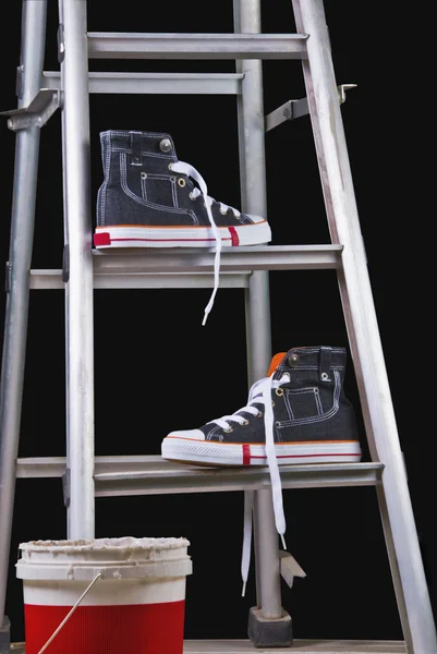Shoes on a step ladder — Stock Photo, Image