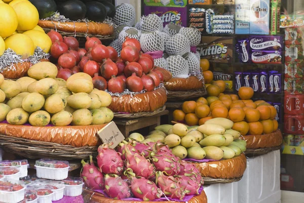 市場の屋台での販売のための果物 — ストック写真
