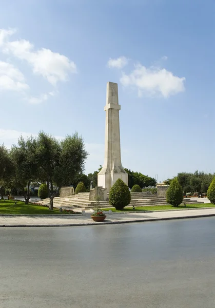 War memorial on the roadside — Stock Photo, Image