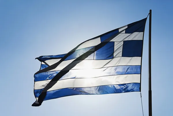 Grekiska flaggan fladdrar — Stockfoto