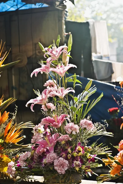 Mazzo di fiori in un negozio — Foto Stock