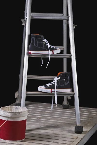 Schoenen op een ladder stap — Stockfoto