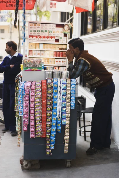 Fornecedor em uma banca de mercado — Fotografia de Stock