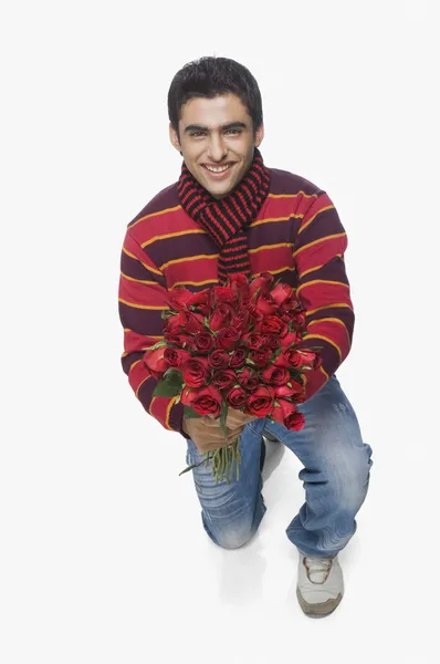 Uomo che tiene un mazzo di fiori — Foto Stock