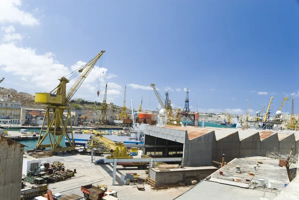 Grúa en un muelle comercial — Foto de Stock