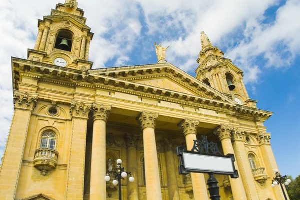 Fassade einer Kirche — Stockfoto