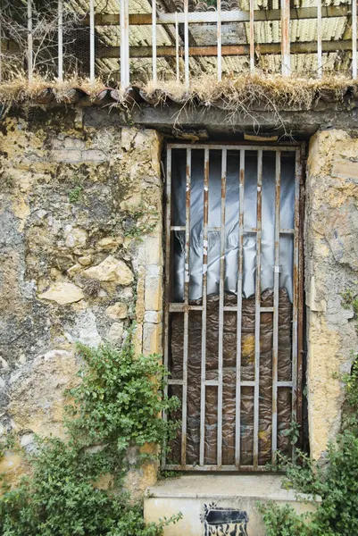 Poort van een verwoeste huis — Stockfoto