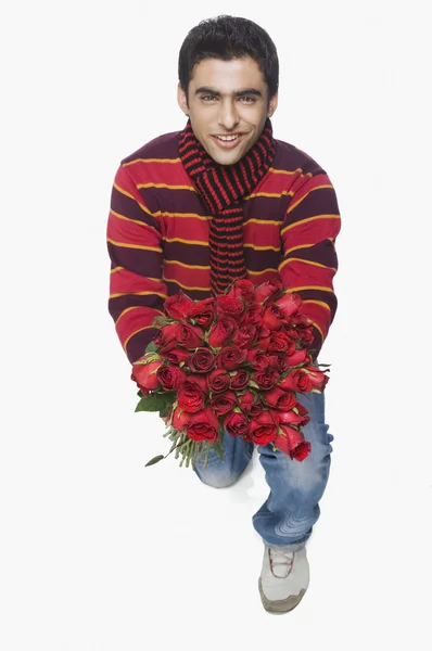 Man met een boeket bloemen — Stockfoto