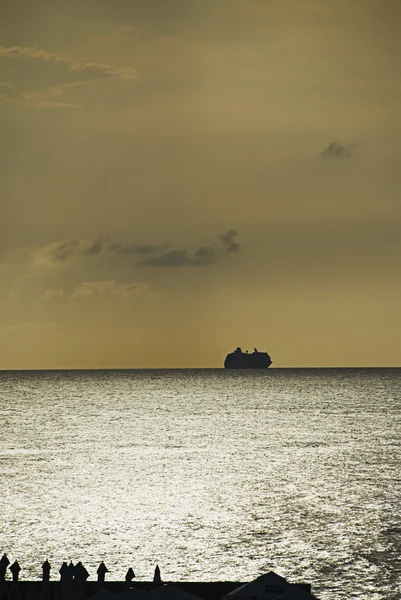 Silhouette of a ship in the sea — Stock Photo, Image