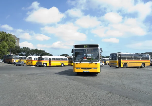 Autobús en una terminal de autobuses — Foto de Stock