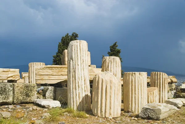 Ruiny sloupců v poli, Akropolis — Stock fotografie