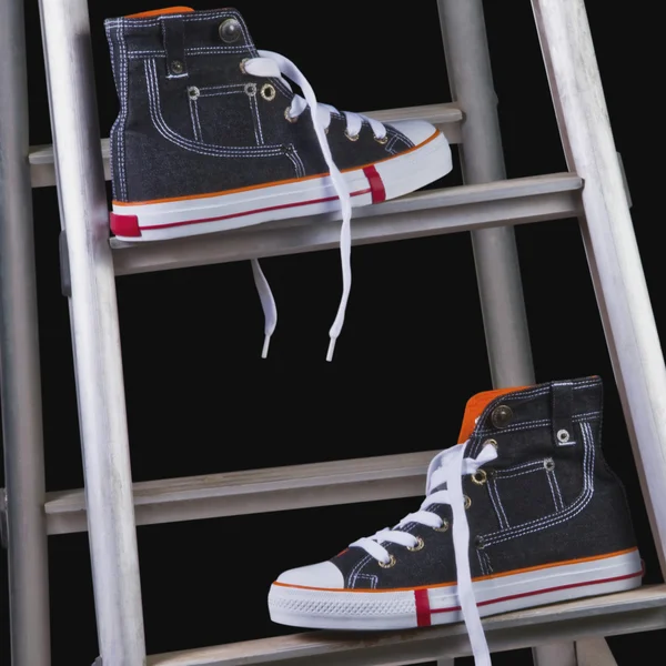 Schoenen op een ladder stap — Stockfoto