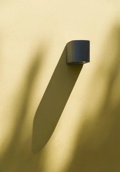 Linterna montada en una pared — Foto de Stock