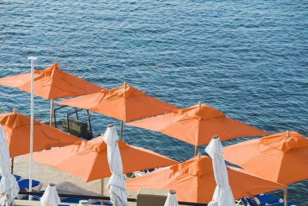 Beach umbrella at the seaside — Stock Photo, Image