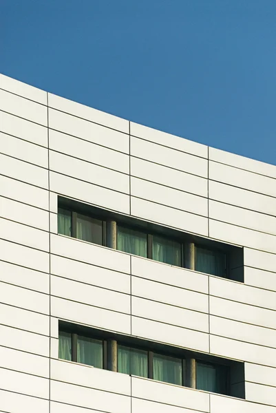 Ansicht eines Bürogebäudes mit hohem Querschnitt — Stockfoto