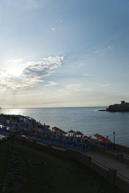 Deniz kenarında şezlong