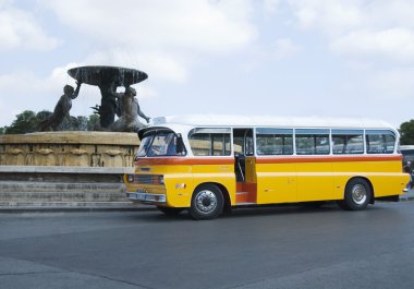 Bir çeşmenin önünde otobüs