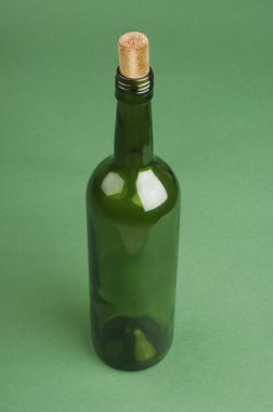boş bir şarap şişesi