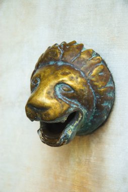 Aslan başı bir duvara suyu çıkışı şeklinde