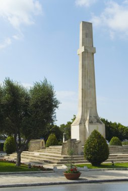 yol kenarında üzerinde Savaş Anıtı