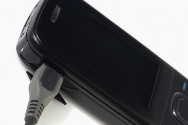 bir cep telefonu bağlı usb kablosu
