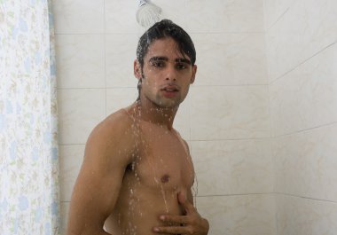 Adam duş alıyor.