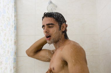 Adam duş alıyor.