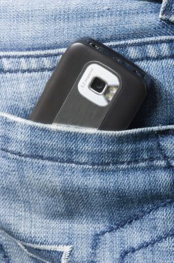bir kot pantolon cebinde cep telefonu