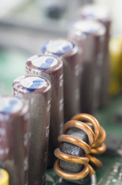 Kondansatörler, bir devre kartı