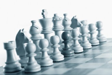 Satranç tahtasındaki satranç taşları