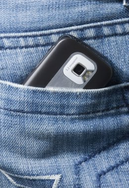 bir kot pantolon cebinde cep telefonu
