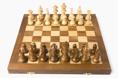 Satranç tahtasındaki satranç taşları