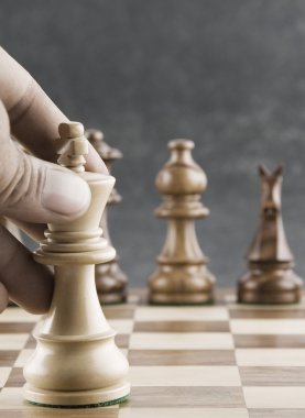 bir kral hareketli insan eli satranç taşını