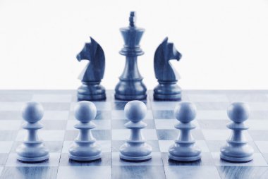 Satranç tahtasındaki satranç taşları