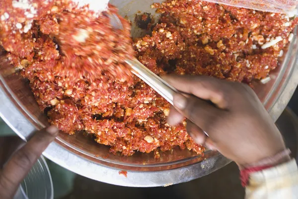 Homem que vende gajar halwa — Fotografia de Stock