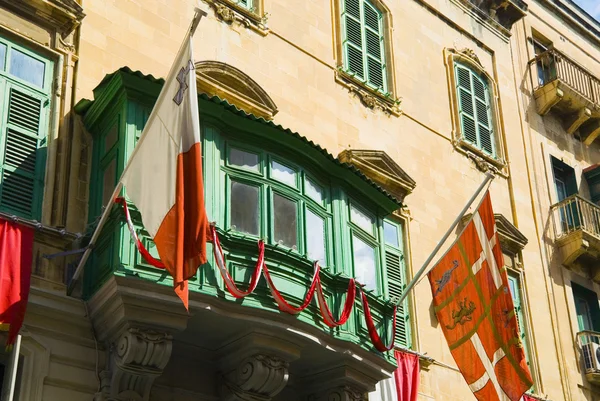 Flaggen am Fenster eines Gebäudes angebracht — Stockfoto