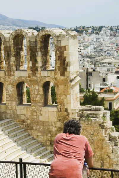 Tourist in an ancient amphitheater — Stock Photo, Image