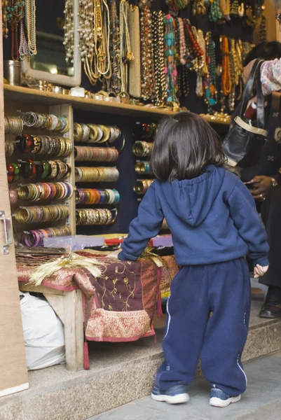 Family shopping in a jewelry shop — Stock Photo, Image