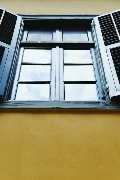 Ventana en una casa, Atenas —  Fotos de Stock