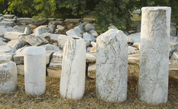 Kolumny w polu ruiny Akropol — Zdjęcie stockowe