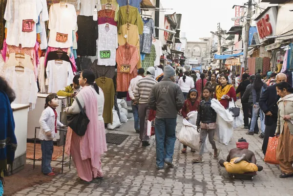 Menschen auf einem Straßenmarkt — Stockfoto