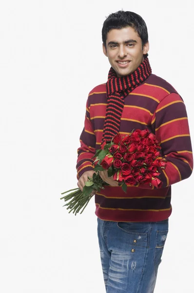 Homme tenant un bouquet de fleurs — Photo