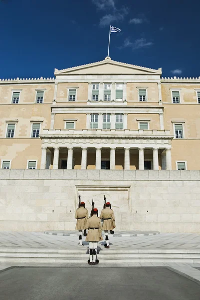 Royal guards at a monument — Stock Photo, Image