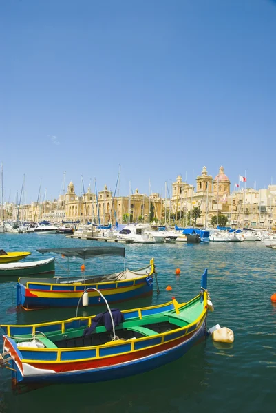 Boote mit einer Kirche im Hintergrund — Stockfoto