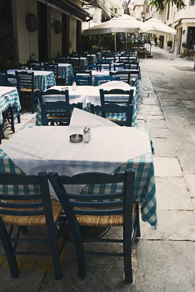 Tafels en stoelen op een stoep cafe — Stockfoto