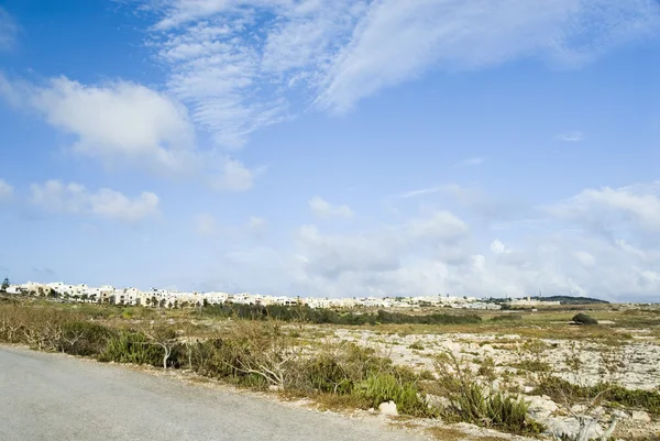 Weg met een township in de achtergrond — Stockfoto