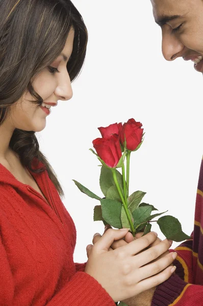 Pareja con flores — Foto de Stock