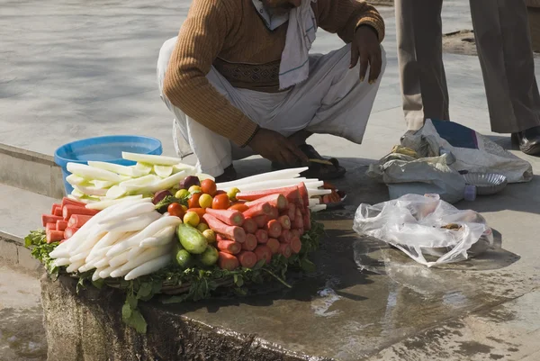Продавец овощей на улице — стоковое фото