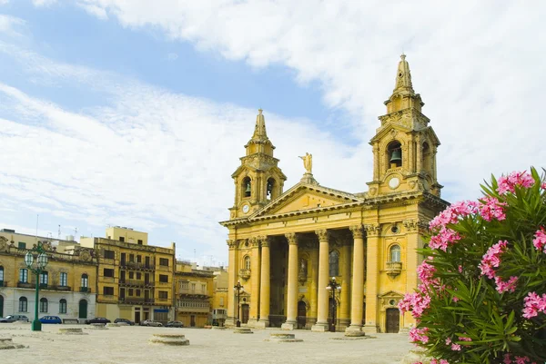 Fachada de una iglesia — Foto de Stock