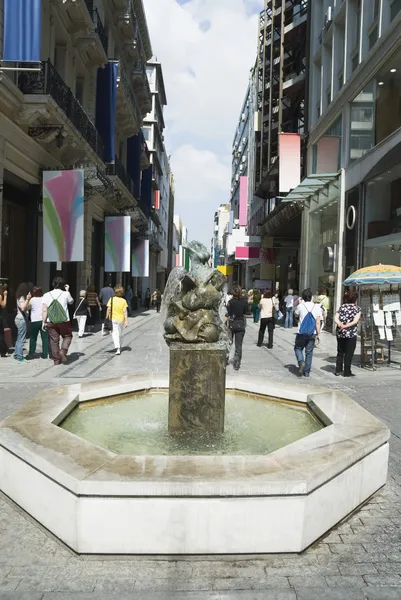 Fontaine sur une rue — Photo